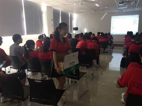 牛商小伙伴很牛,女漢子發(fā)礦泉水了